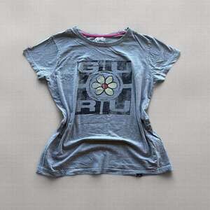 Y2K Guru Daisy Logo Baby Tee Womens M Gray Italian Euro Graphic T Shirt Flower